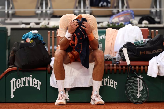 Djokovic scheitert am French Open: Teenager Fonseca schlägt Grand