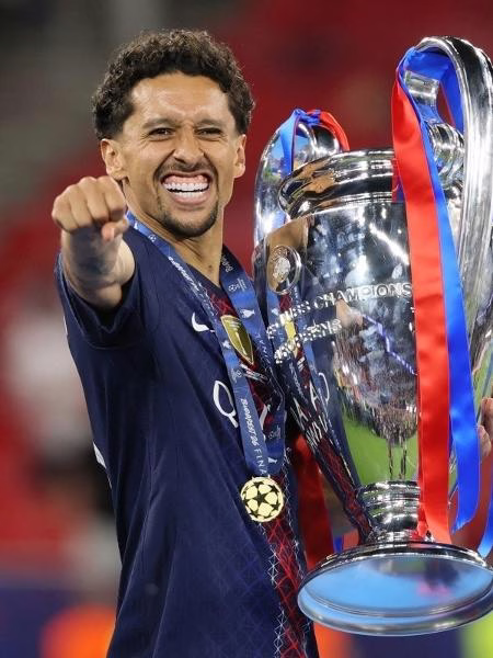 Após susto, Marquinhos faz história ao erguer Champions pela segunda vez