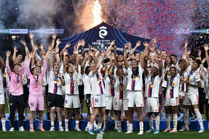 Le président de la FFF félicite OL Lyonnes