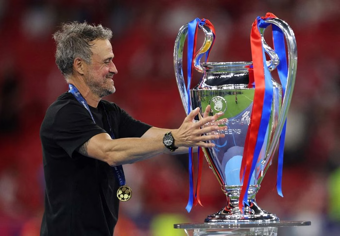 Luis Enrique entra para o hall de bicampeões da Champions League