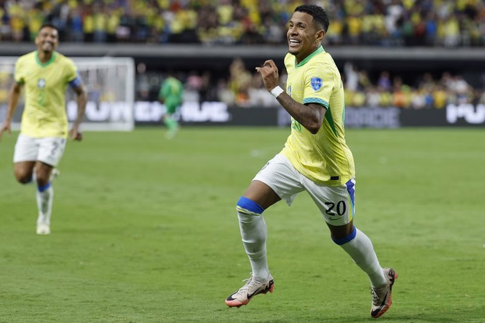 Savinho no Tottenham: Clube abre conversas com o Manchester City