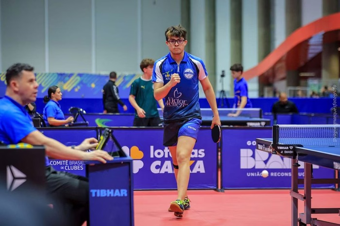 Francisco Bisneto disputa o WTT Youth Contender 2026 de tênis de mesa