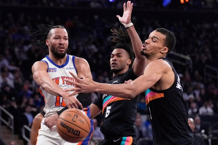 NBA, nella notte scattano le Finals 2026 tra San Antonio Spurs e New York Knicks. Chi la spunterĂ per la vittoria del titolo?