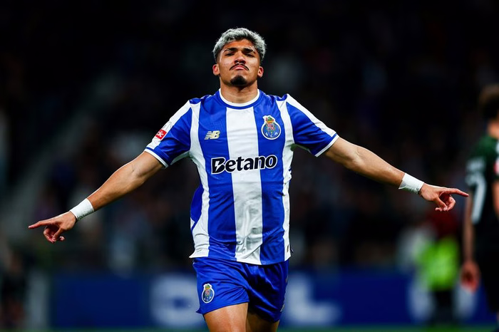Manchester United e Arsenal demonstram interesse em William Gomes e fazem consultas ao Porto