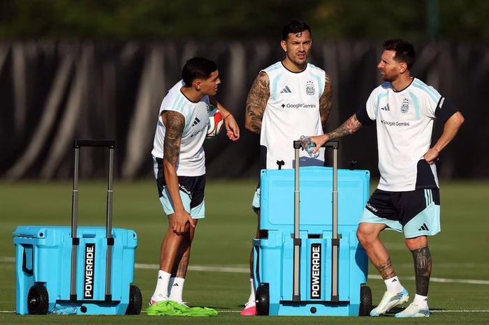 El entrenamiento de la selección argentina, en vivo: Messi practica diferenciado y Dibu Martínez, sin guantes