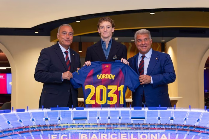 Crise financeira? Como Barcelona tem dinheiro para comprar Gordon e mirar João Pedro e Julián Álvarez