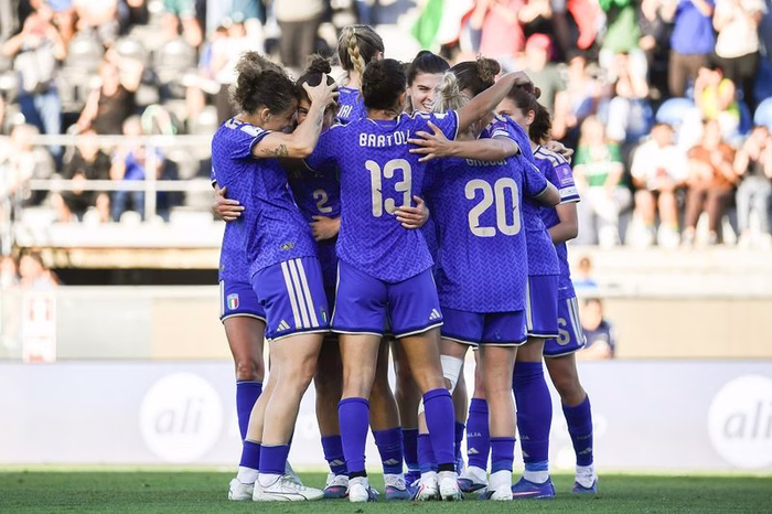 Calcio femminile, l’Italia rifila un tris alla Serbia e si giocherà la qualificazione ai Mondiali all’ultima giornata