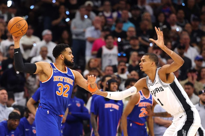 Com fim eletrizante, Knicks vencem Spurs e abrem 2 a 0 na final da NBA