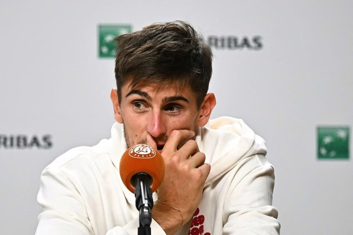 Matteo Arnaldi se bajó de la semifinal de Roland Garros por un cuadro viral