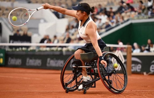 Roland-Garros EN DIRECT : Une joueuse française vise le titre en fauteuil avant la grande finale entre Chwalenska et Andreeva...Suivez la journée ici