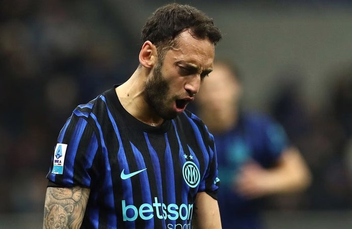 🚨 “Abbiamo un accordo con Calhanoglu!”. L’Annuncio del candidato al Fenerbahce fa impazzire la Turchia