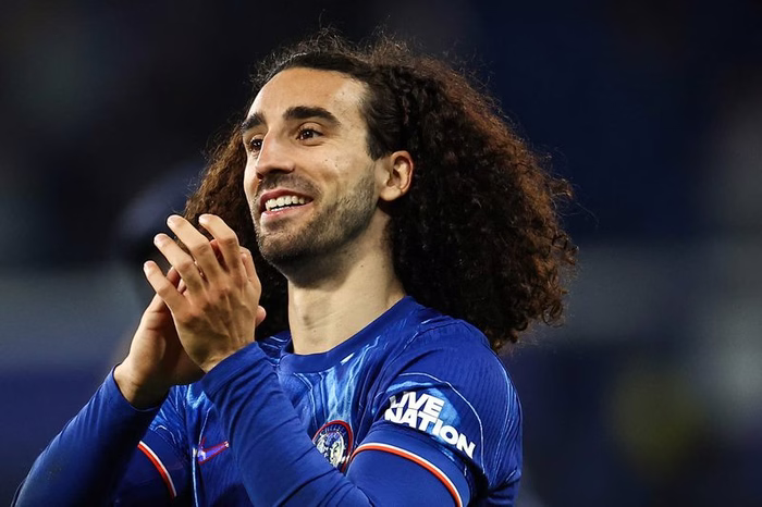 Com futuro incerto no Chelsea, Cucurella atrai interesse de clubes espanhóis