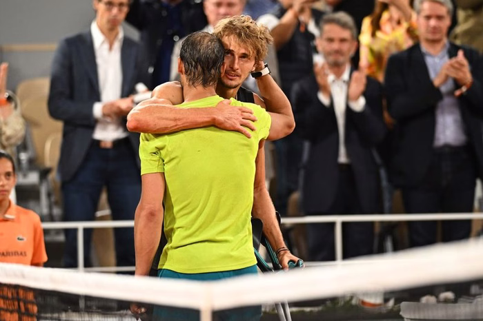 Nadal, Alcaraz, Billie Jean e Laver cumprimentam Zverev pela conquista