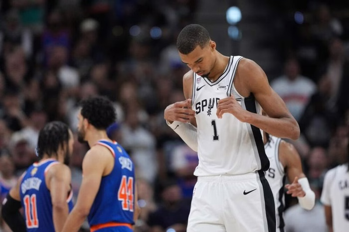 NBA Finals 2026: i San Antonio Spurs superano i New York Knicks e mantengono aperta la serie. Wembanyama decisivo