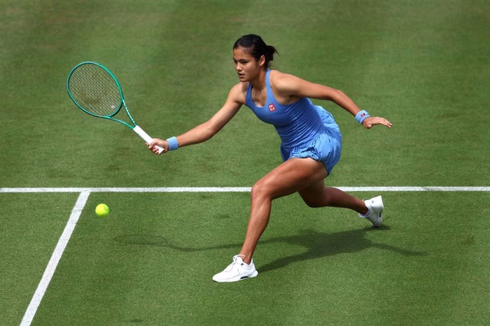 Raducanu vence a primeira desde Indian Wells e desafia Cirstea