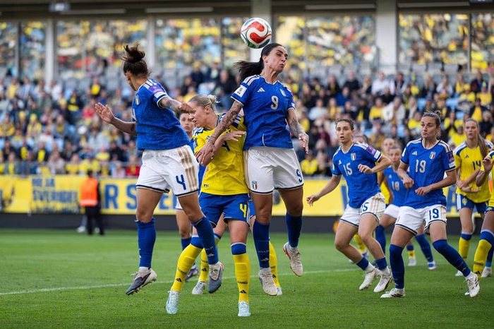 Calcio femminile, l’Italia spreca il doppio vantaggio e pareggia in Svezia: sarà playoff nella qualificazione ai Mondiali 2027