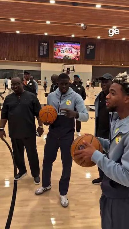 Seleção de Senegal visita CT do San Antonio Spurs antes de amistoso