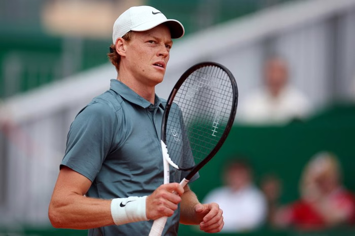 Jannik Sinner recebe alta hospitalar após exames e deve retornar em Wimbledon