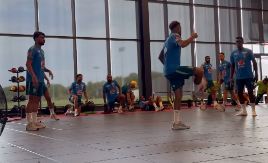Em recuperação, Neymar joga altinha com companheiros de Seleção