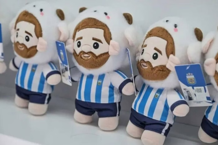 El peluche de Messi es furor pero muy lejos de la Argentina: el país que lo agotó para tenerlo durante el Mundial