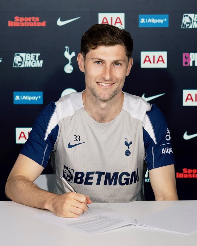 Tottenham anuncia renovação com defensor e confirma saída de volante