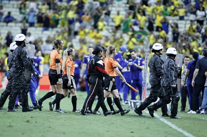 Acht Rote Karten gegen Brasilien: Freundschaftsspiel endet im Chaos
