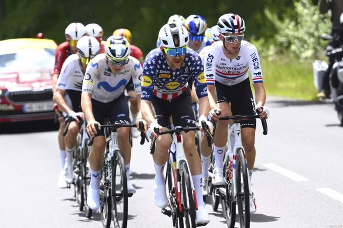 Tour Auvergne-Rhône-Alpes 2026, acuto di Quinn Simmons a Montrond-les-Bains. Frigo ai piedi del podio