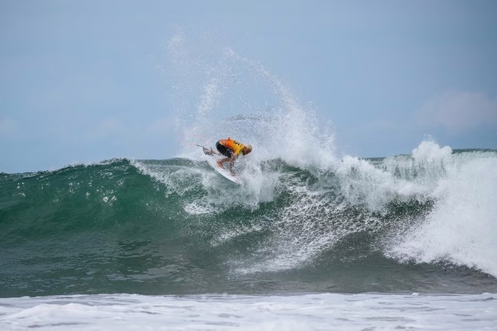 Ítalo Ferreira vence Crosby Colapinto e vai às quartas em El Salvador