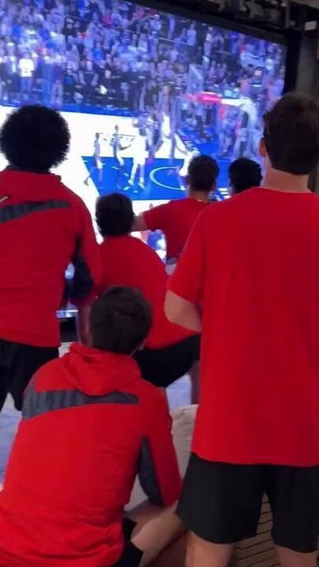 Wembanyama é alvo de objetos após virada histórica dos Knicks