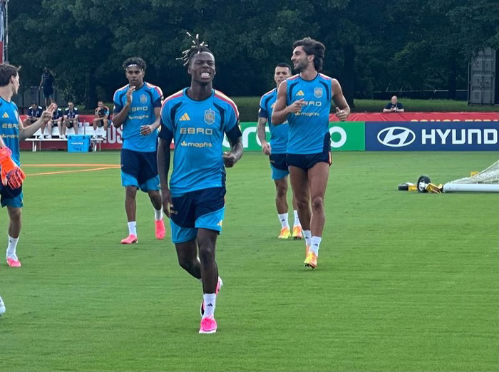 Primer entrenamiento completo para Lamine Yamal y Nico Williams, que son recibidos con collejas