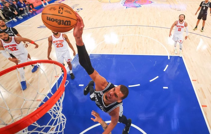 NBA : « L’équipe la plus stupide de toute l’histoire… » Les Spurs de Wembanyama dézingués après la remontada des Knicks