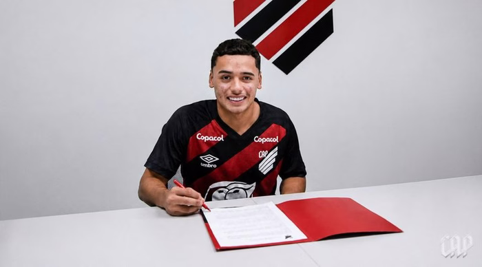 Campeão pelo Athletico, Henrique Moritz assina contrato profissional
