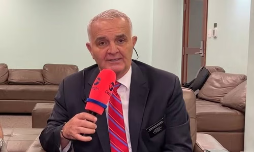 "Talvez ajude mais fora do que dentro de campo", diz meia de 1990 sobre Neymar