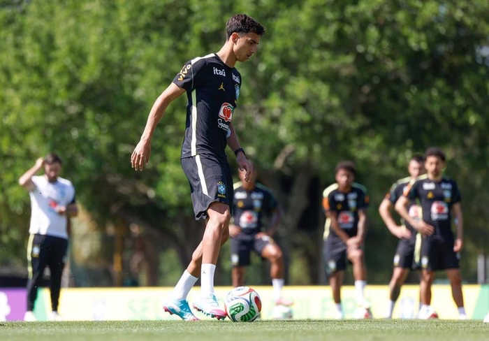 Vitor Reis treina nas férias para se reapresentar ao Manchester City