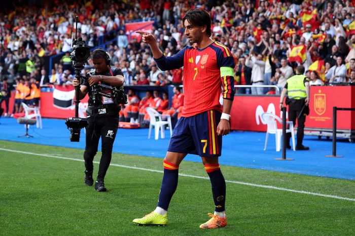 PSG, non solo Akliouche: se parte Barcola c'è anche Ferran Torres!