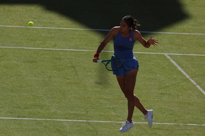 Raducanu elimina a top 20 Jovic e decide título em casa contra Vekic
