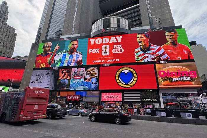 Lamine Yamal domina telões da Times Square; veja quanto ele ganha com propagandas