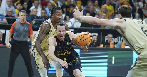 El Barcelona aprende a sufrir para alcanzar la gran final
