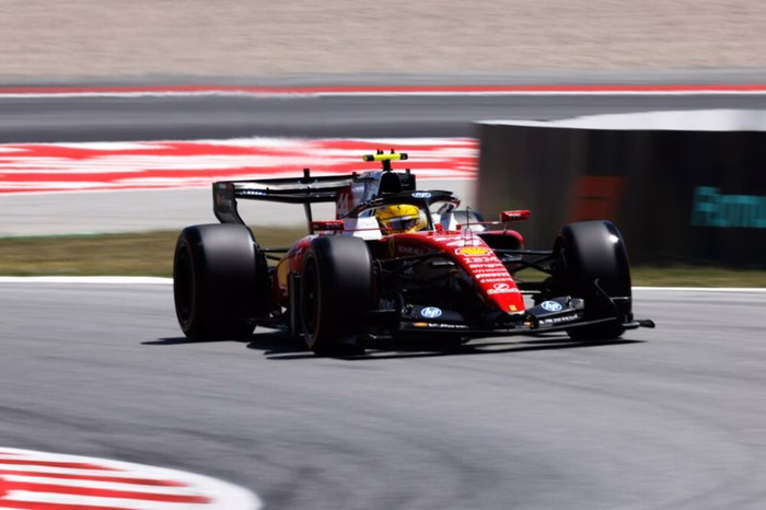 Lewis Hamilton in trionfo a Barcellona! Prima vittoria con la Ferrari e Mondiale riaperto, si ritira Antonelli