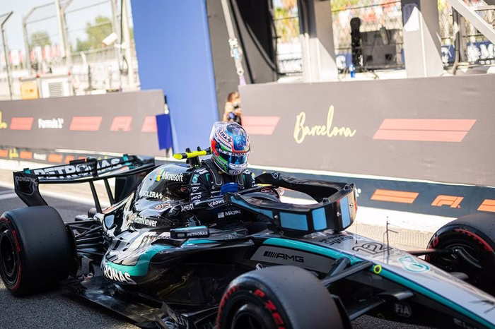 Cosa è successo a Kimi Antonelli: sorpasso su Russell, contatto e ritiro