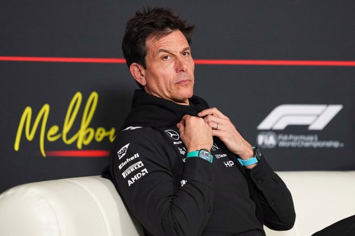Toto Wolff furibondo: “Così non è possibile! Ora c’è anche la Ferrari, dovevamo fare team order”
