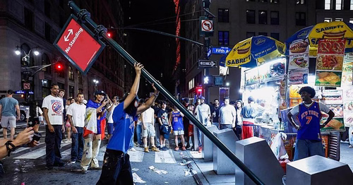 Júbilo y violencia en Nueva York en la celebración de la victoria de los Knicks