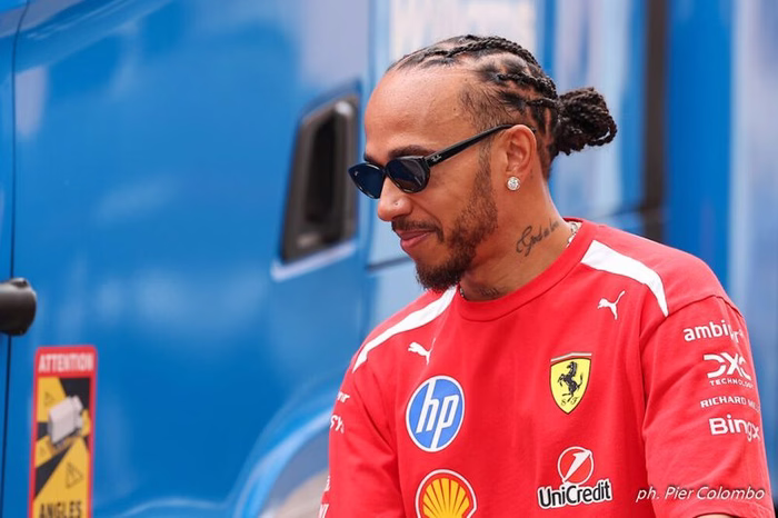 F1, Lewis Hamilton: “Un’emozione unica vincere in Ferrari. Mercedes veloce, ma il Campionato non è chiuso”