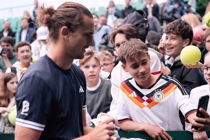 Zverev: “Tomei 40 injeções nas costas para jogar Roland Garros”