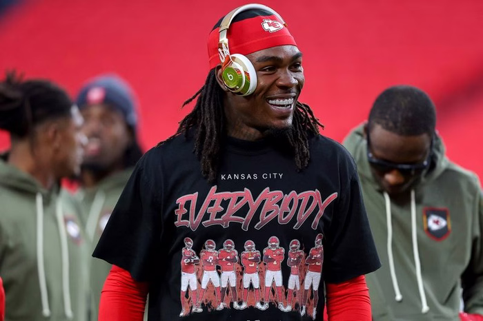 Chiefs receiver Rashee Rice runs away from reporters after being released from 30-day jail stint