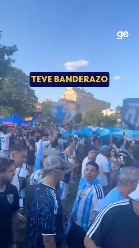 Argentino cortado da Copa agradece faixa do elenco: "Me emociona muito