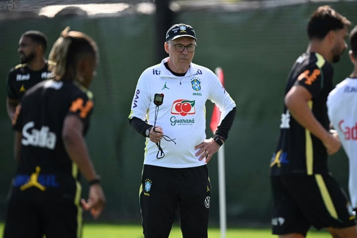 Sem trio titular, Seleção faz primeiro treino no campo para duelo com o Haiti