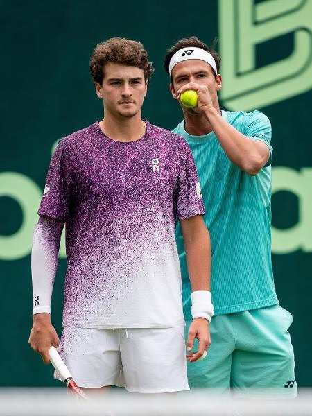 João Fonseca herda vaga nas duplas e avança às quartas do ATP de Halle