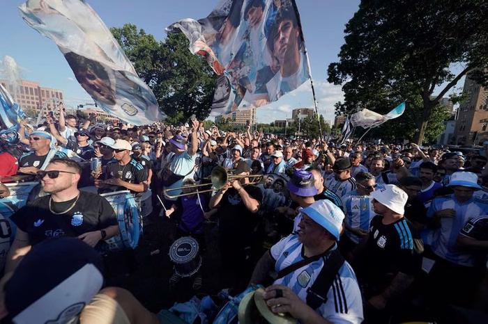 La hinchada argentina y un desafío: hacer temblar al estadio más ruidoso del planeta