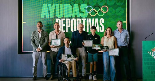 Pilar Lamadrid, Hugo Franco, Óscar Molino y Francisco Salinas reciben las V Ayudas Deportivas de la Fundación Real Betis